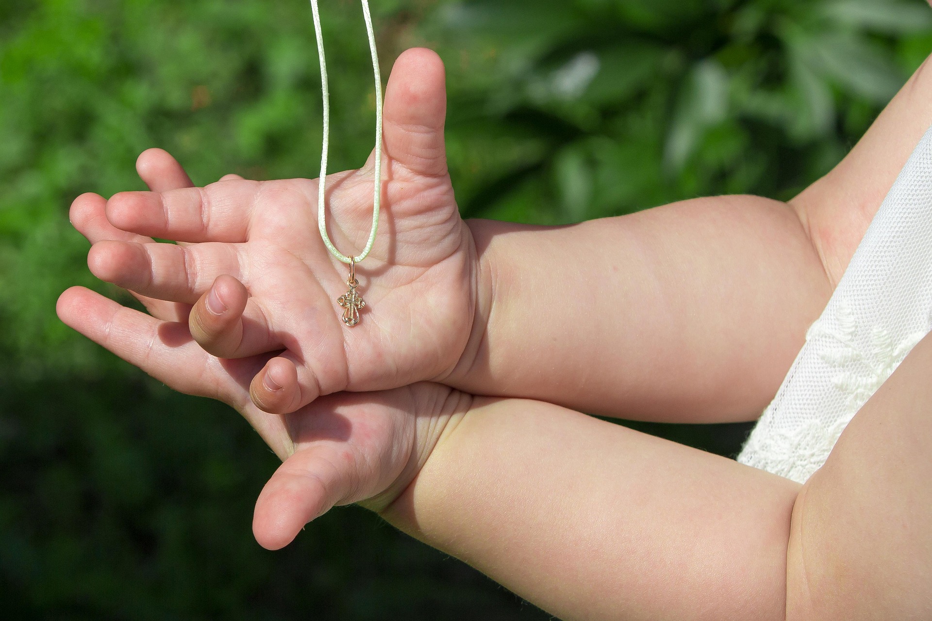 Taufe_Kette_Pixabay_3557880 Kinderhände mit Kreuz Taufe