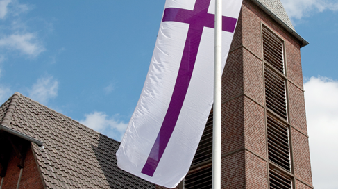 Fahne vor der Kirche